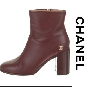 ❤️❤️ CHANEL
Interlocking CC Logo Leather Boots❤️❤️